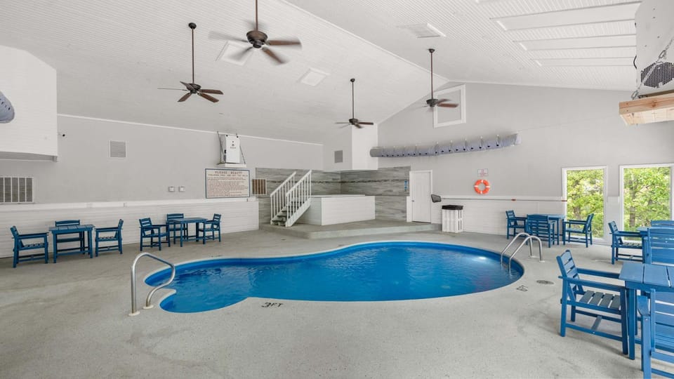 Daylight Cove Lakefront Chic House in Village Four Seasons
