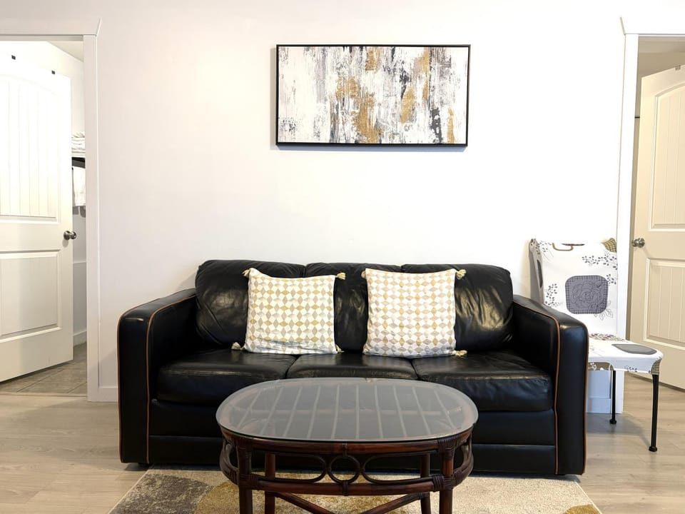 One Bedroom Suite B&B with Parking Bed and Breakfast in White Rock