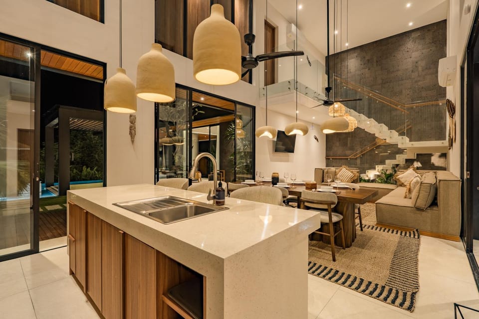 Kitchen or kitchenette, Living room, Seating area, Dining area