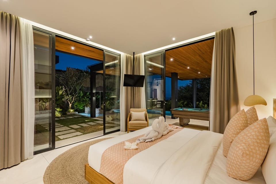 Bed, TV and multimedia, Seating area, Bedroom