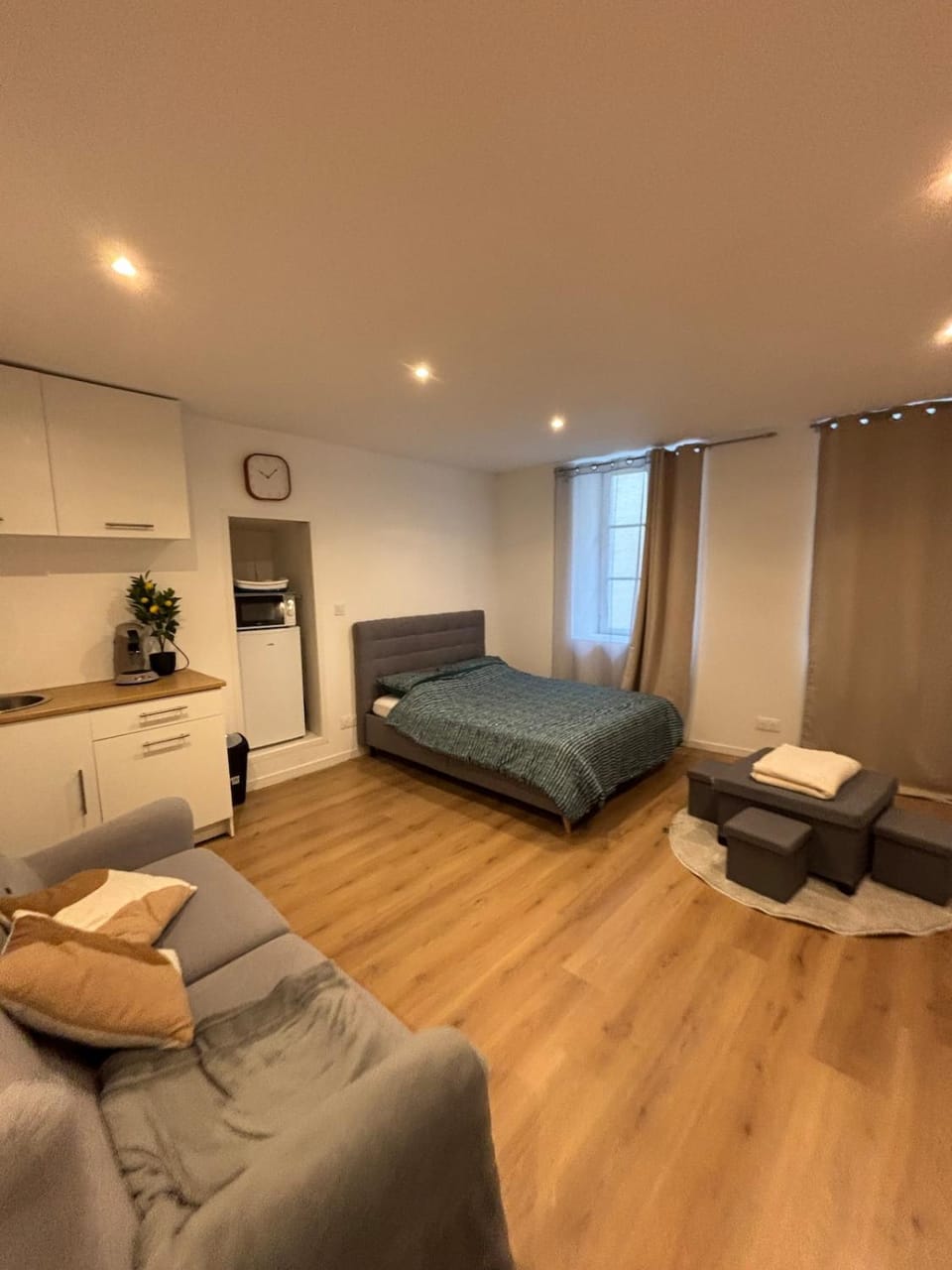 Bed, TV and multimedia, Photo of the whole room, Bedroom