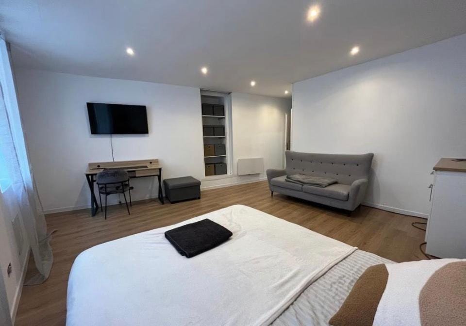 Bed, TV and multimedia, Living room, Photo of the whole room, Seating area
