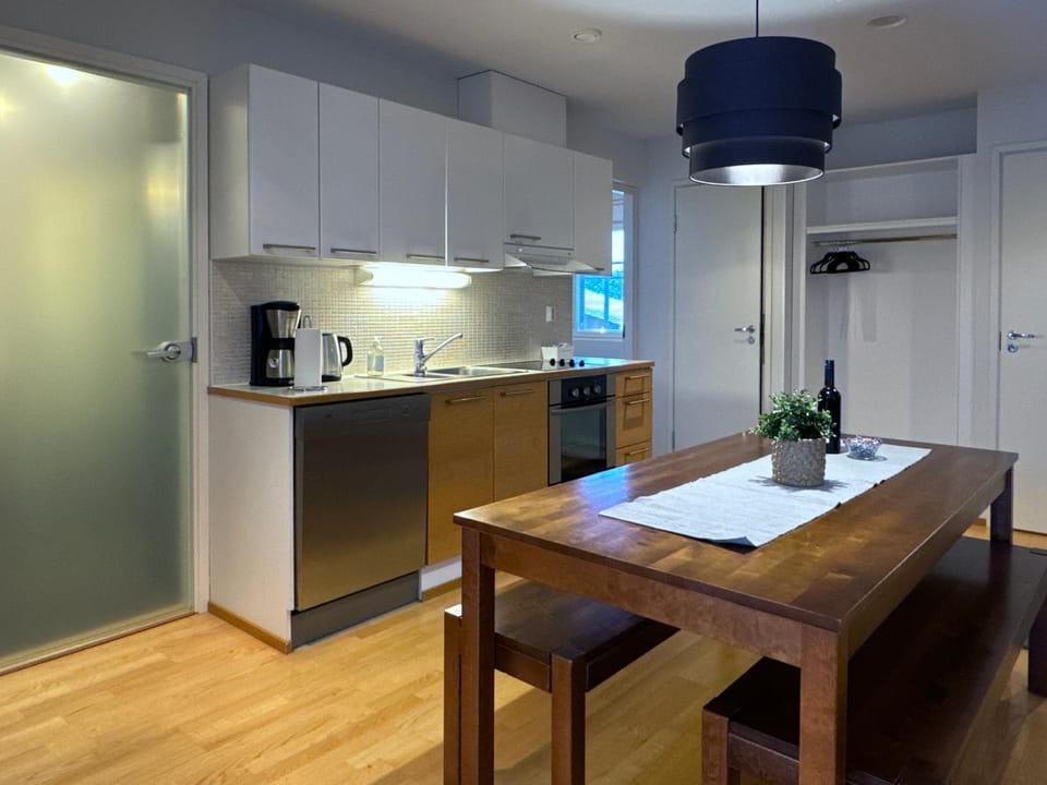 Coffee/tea facilities, Kitchen or kitchenette, Dining area, oven