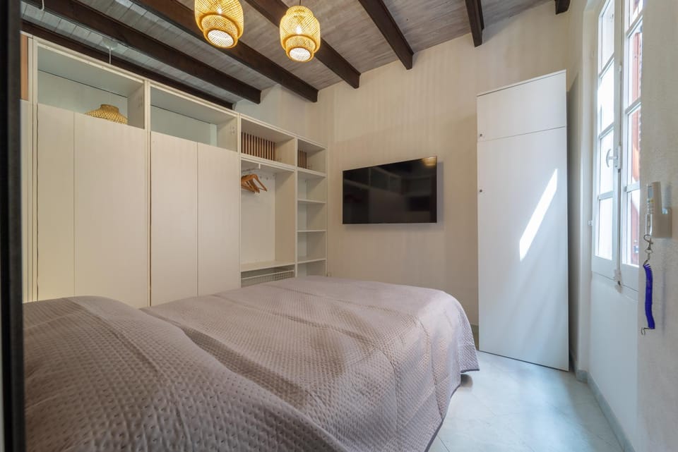 Bed, TV and multimedia, Bedroom, wardrobe
