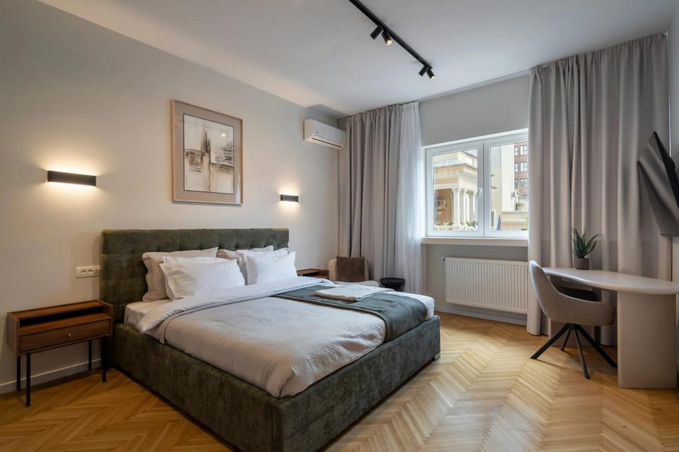 Bed, TV and multimedia, Photo of the whole room, Bedroom