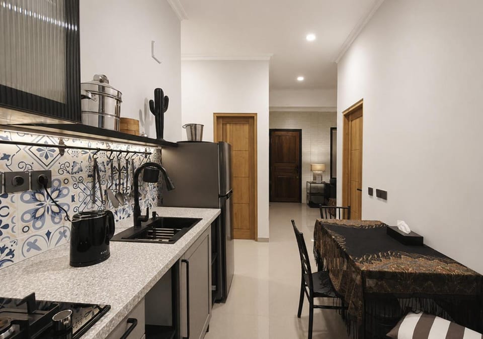 Dining area, kitchen