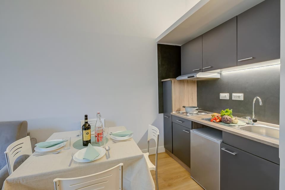 Kitchen or kitchenette, Dining area