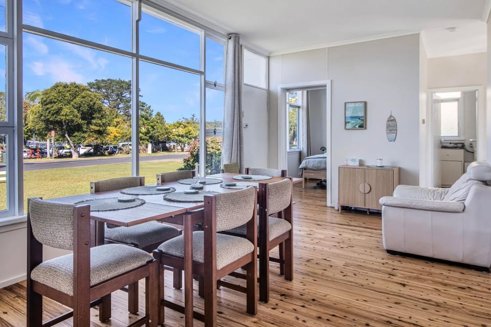 Day, Seating area, Dining area