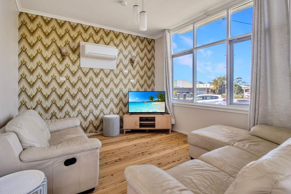 Living room, Seating area, air conditioner