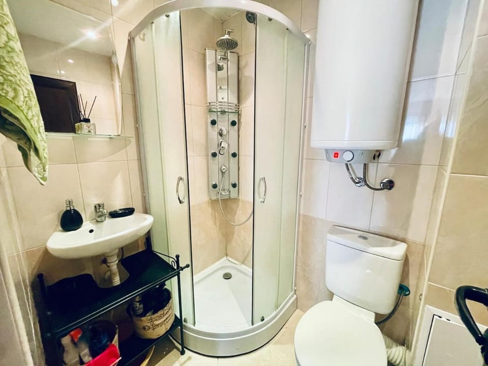 Shower, Toilet