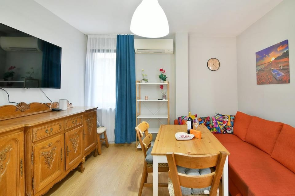 Communal lounge/ TV room, Seating area, Dining area, air conditioner