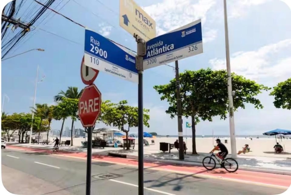 Ap 50 M da praia com acesso privativo e garagem Apartment in Camboriú