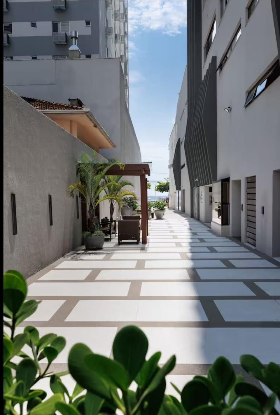Ap 50 M da praia com acesso privativo e garagem Apartment in Camboriú