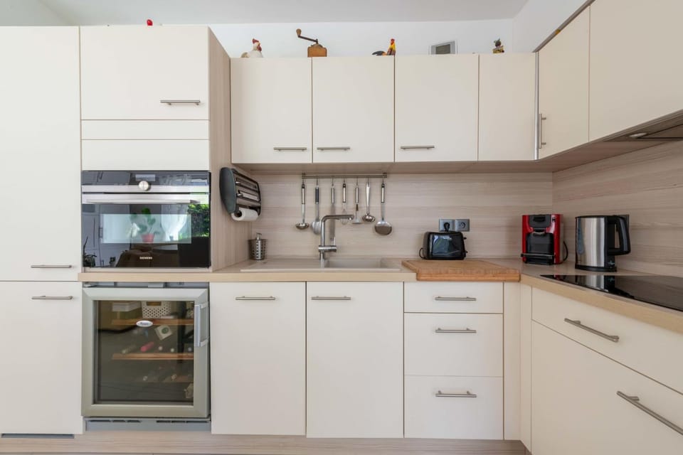 Coffee/tea facilities, Kitchen or kitchenette, dishwasher, oven, stove, toaster