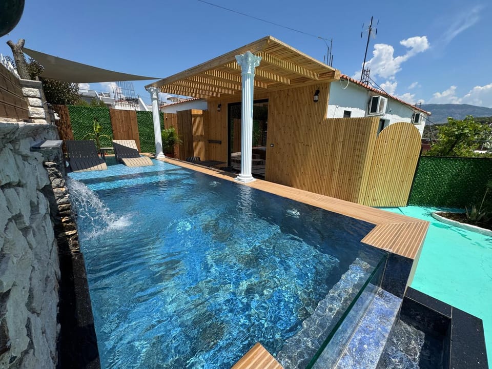 Day, Natural landscape, Pool view, Swimming pool, sunbed