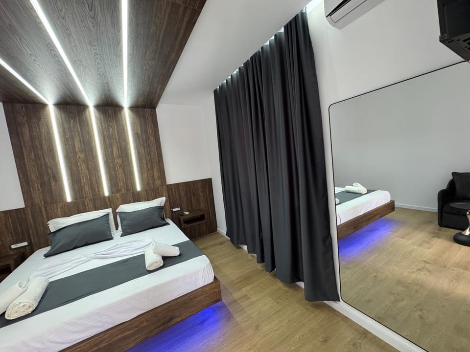 Bed, TV and multimedia, Photo of the whole room, Bedroom, towels, air conditioner