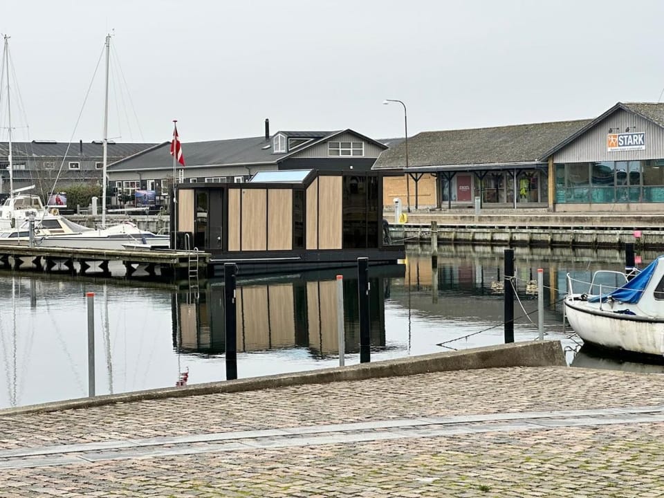 Hyggeligt ophold i hjertet af Bogense Gamle Havn Docked boat in Bogense