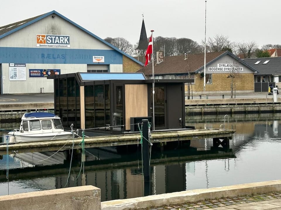 Hyggeligt ophold i hjertet af Bogense Gamle Havn Docked boat in Bogense