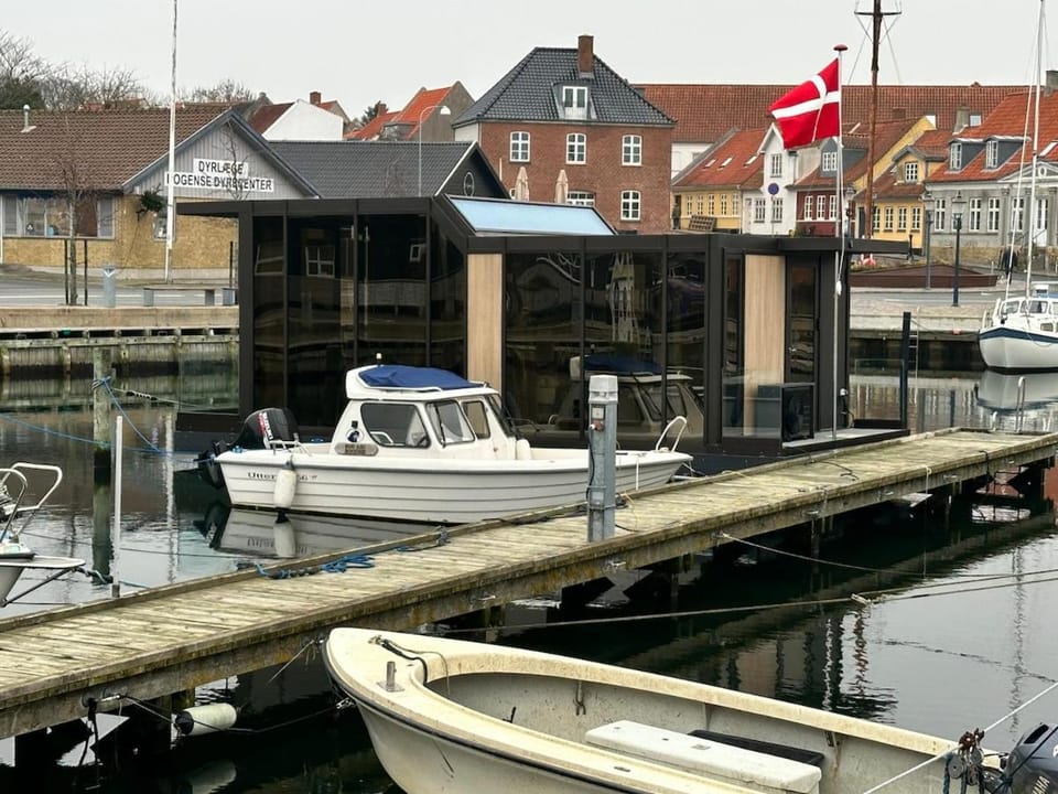 Hyggeligt ophold i hjertet af Bogense Gamle Havn Docked boat in Bogense