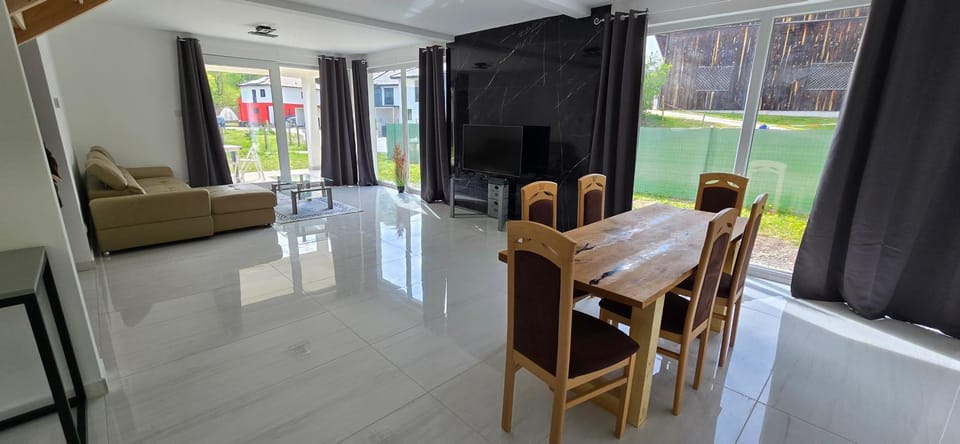 Communal lounge/ TV room, TV and multimedia, Living room, Seating area, Dining area, Evening entertainment