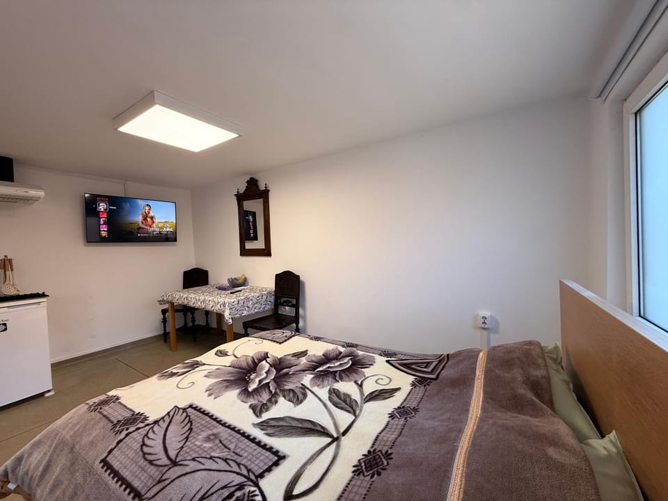 Bed, TV and multimedia, Bedroom