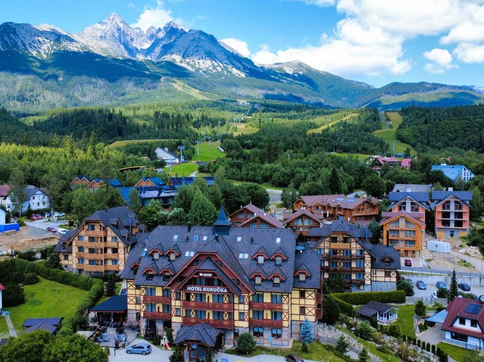 Property building, Nearby landmark, Natural landscape, Bird's eye view, Mountain view, Location