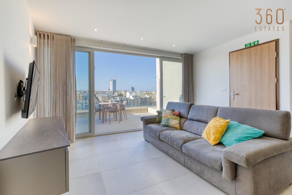 Communal lounge/ TV room, TV and multimedia, View (from property/room), Balcony/Terrace, Living room, Seating area, Evening entertainment, City view