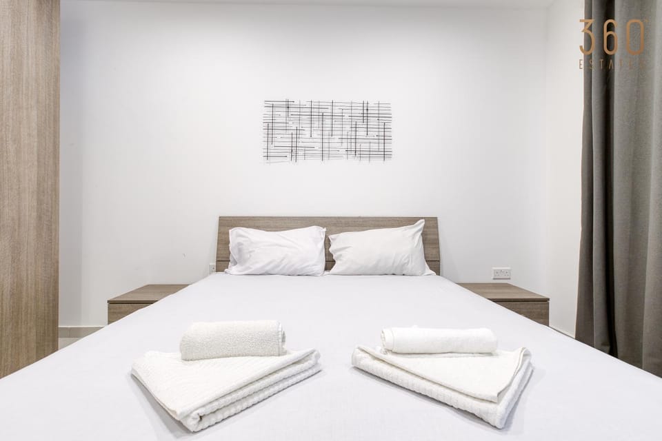 Bed, Photo of the whole room, Bedroom, towels