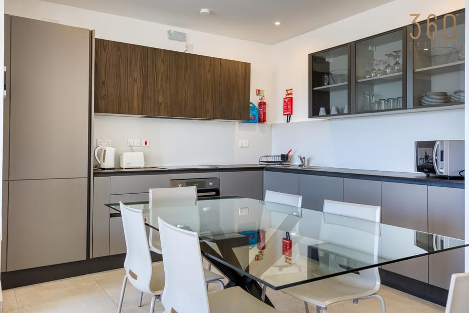 Coffee/tea facilities, Kitchen or kitchenette, Dining area, minibar, oven, stove