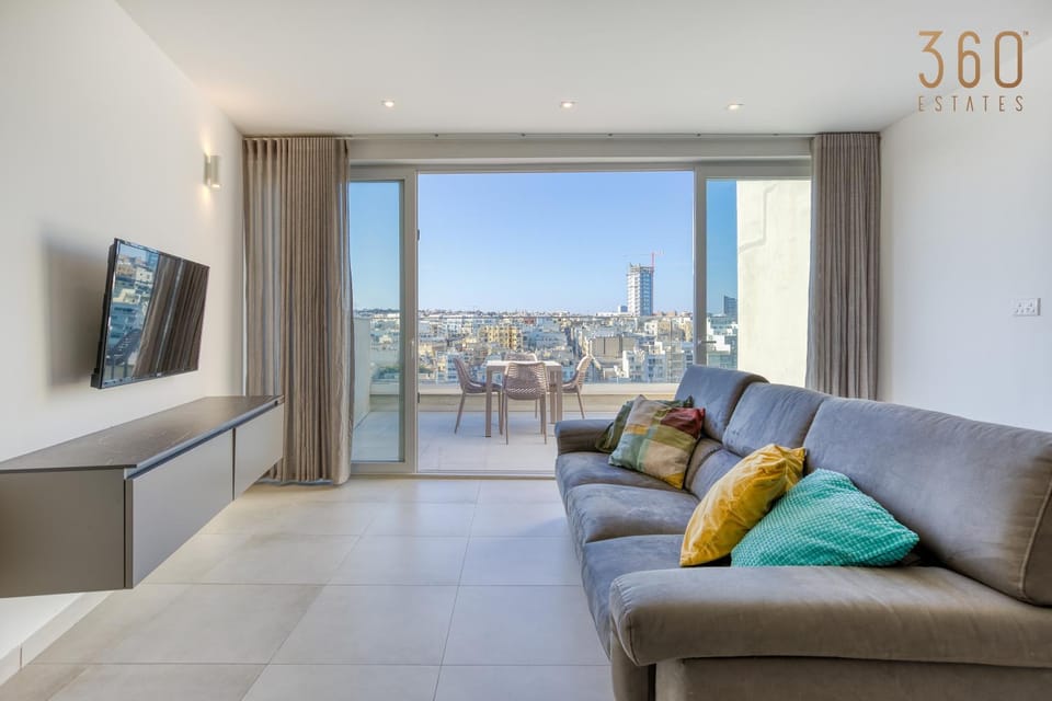 Communal lounge/ TV room, Natural landscape, TV and multimedia, View (from property/room), Balcony/Terrace, Living room, Seating area, Evening entertainment, City view, Mountain view