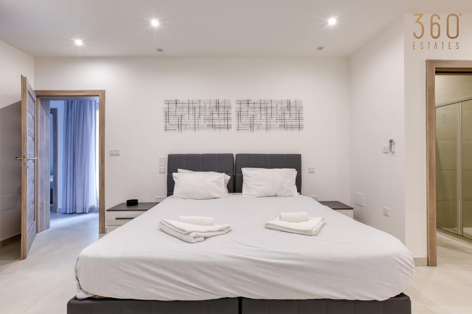 Bed, Photo of the whole room, Bedroom, towels