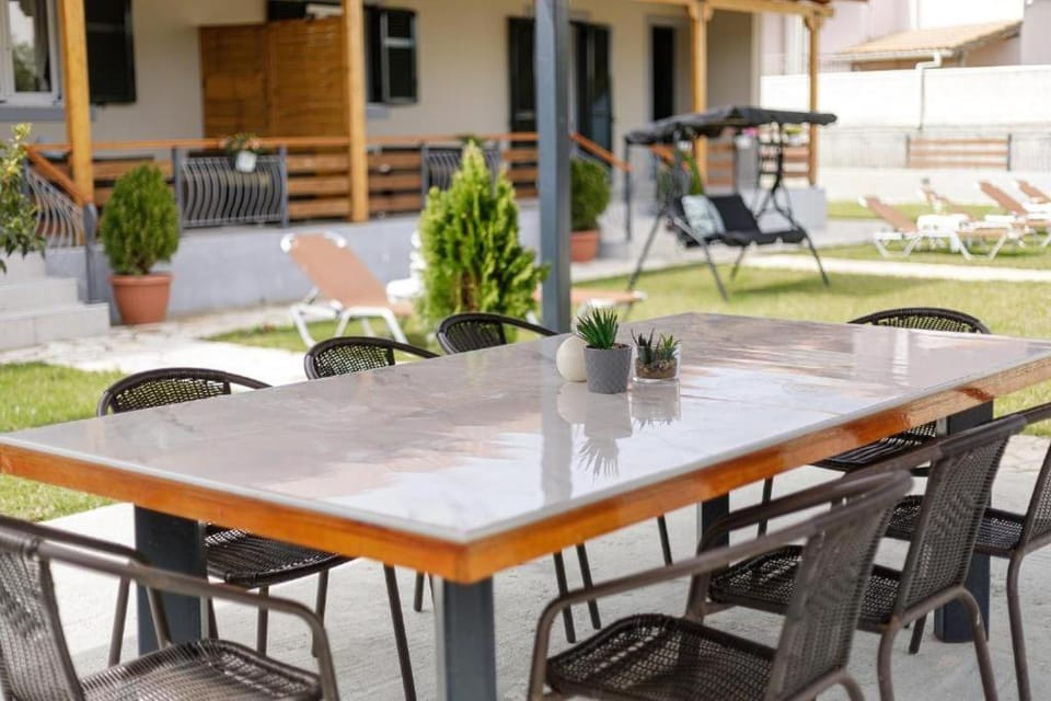 Day, Seating area, Dining area
