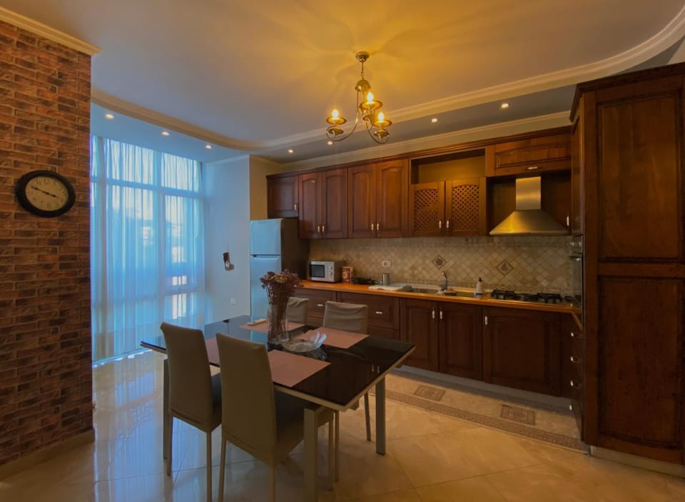 Kitchen or kitchenette, Dining area
