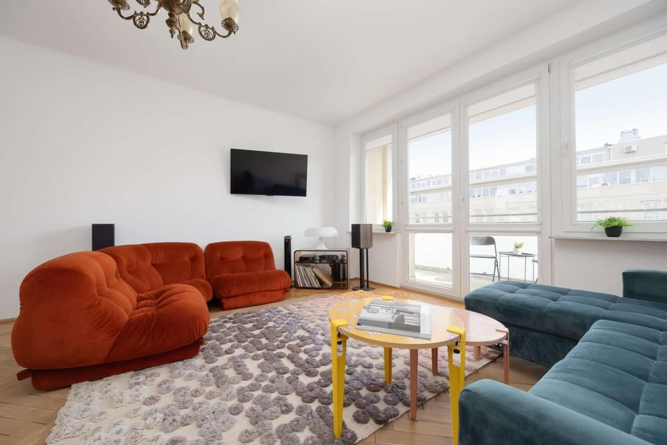 TV and multimedia, Living room, Seating area, Evening entertainment