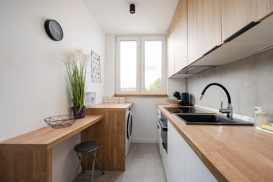 Coffee/tea facilities, Kitchen or kitchenette, Dining area, stove