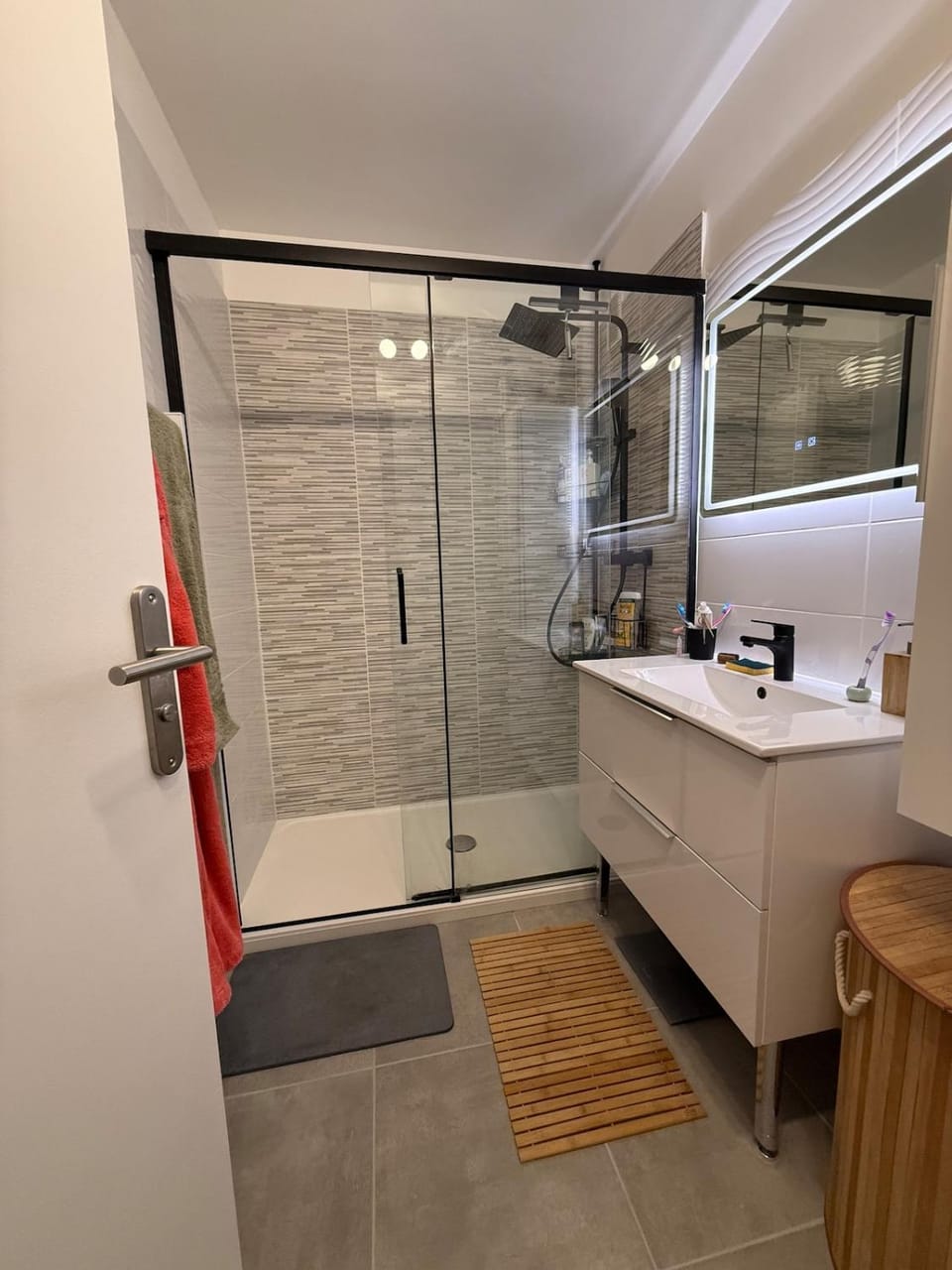 Shower, Bathroom, towels