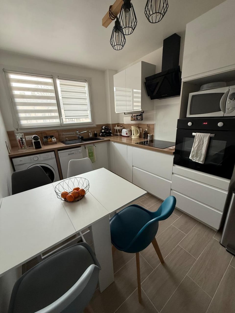 Kitchen or kitchenette, dishwasher, oven