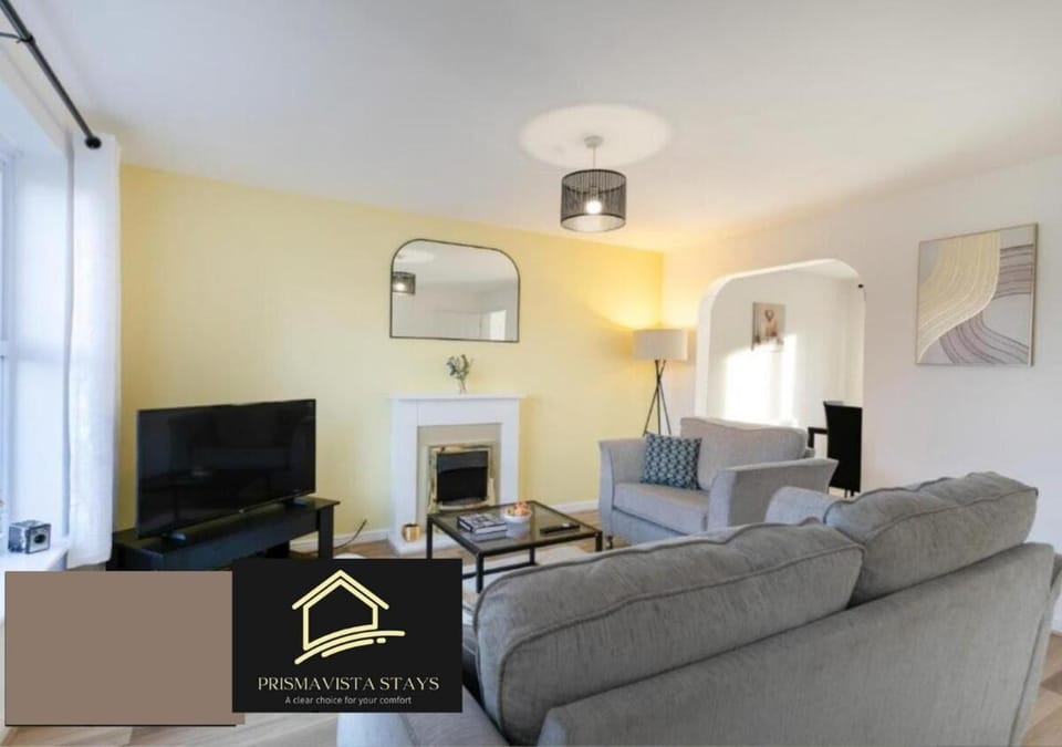Communal lounge/ TV room, TV and multimedia, Living room, Seating area, Evening entertainment