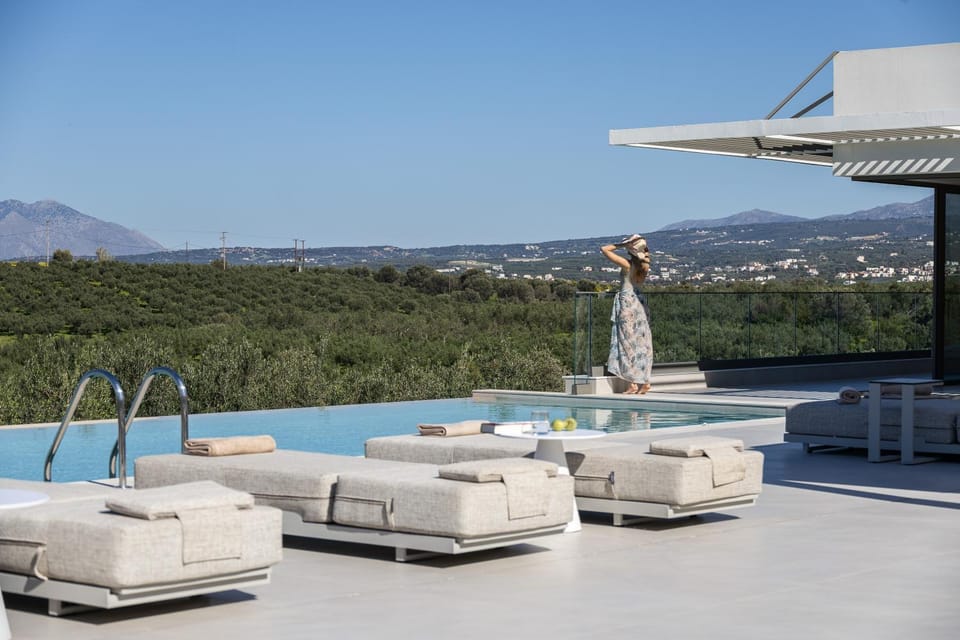 Swimming pool, sunbed, towels