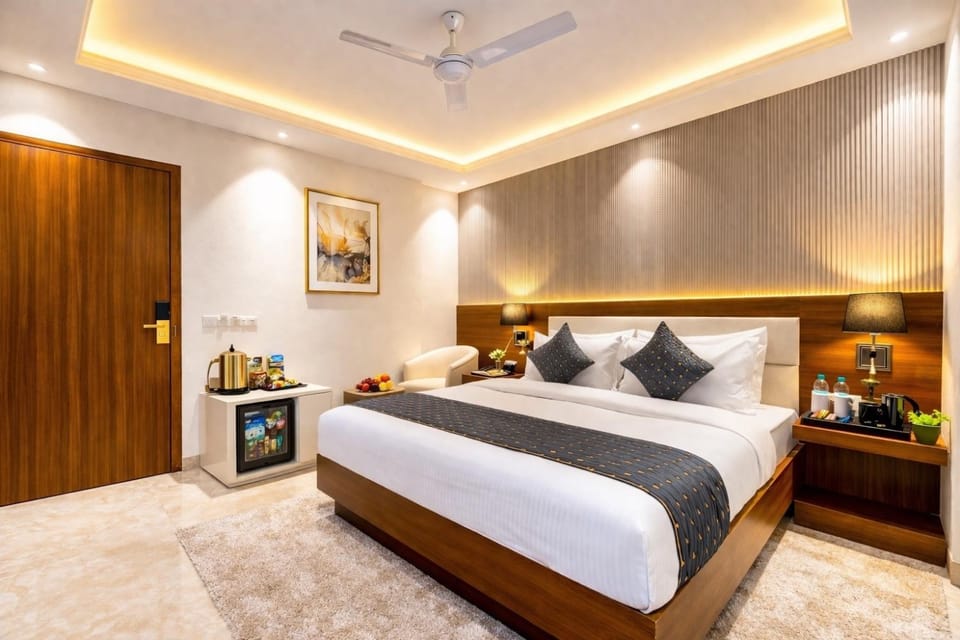 Bed, TV and multimedia, Bedroom, fireplace