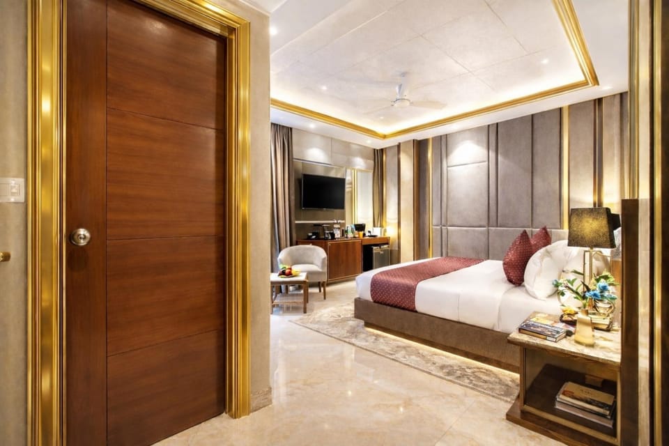 Bed, TV and multimedia, Seating area, Bedroom