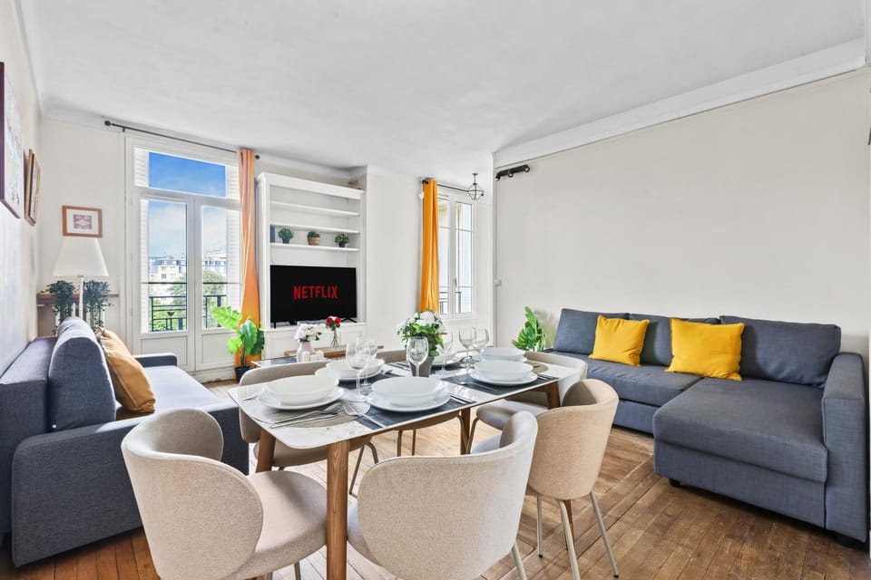 TV and multimedia, Living room, Seating area, Evening entertainment