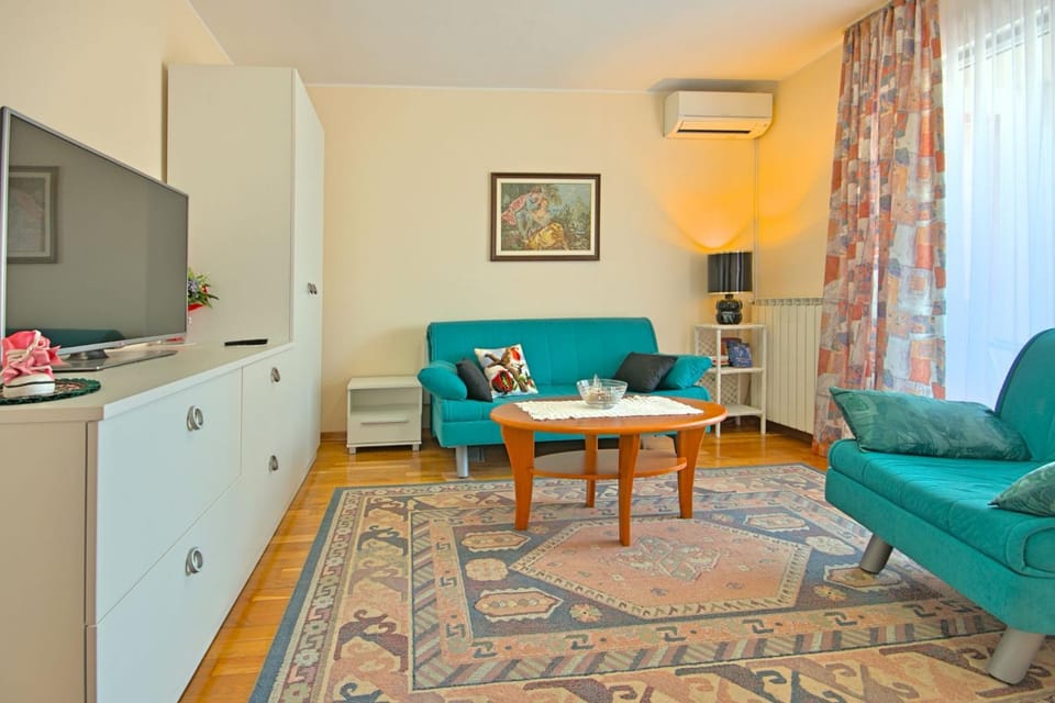 Communal lounge/ TV room, TV and multimedia, Living room, Decorative detail