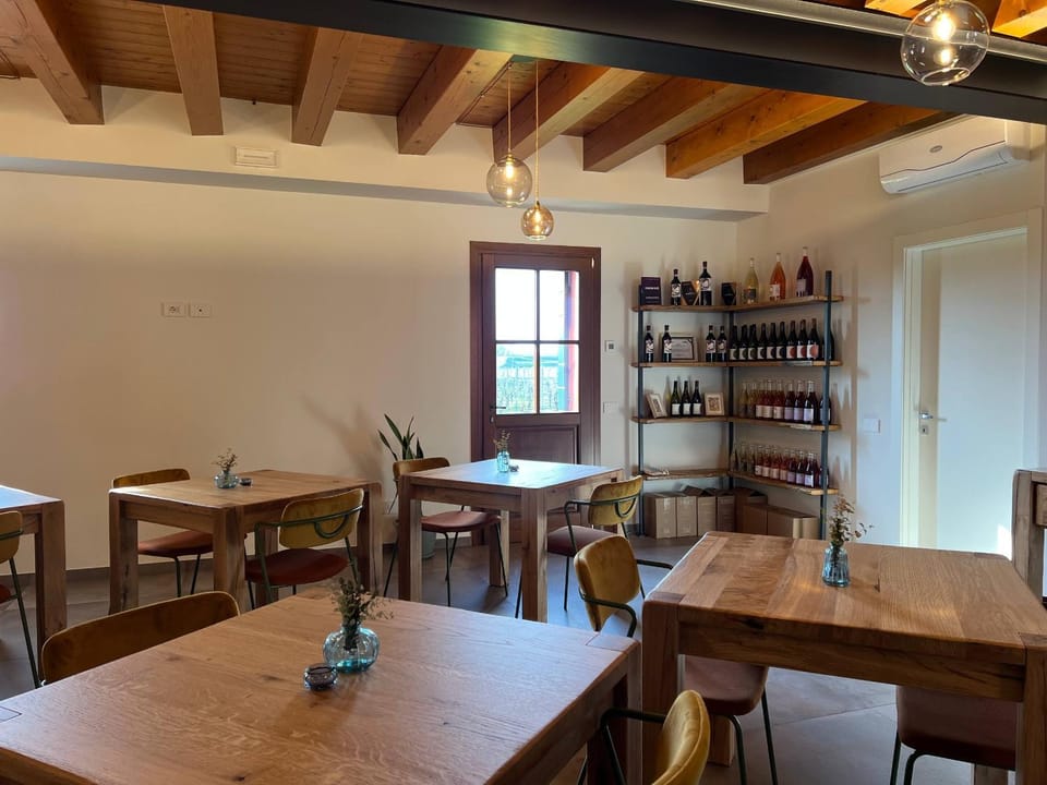 Communal lounge/ TV room, On-site shops, Seating area