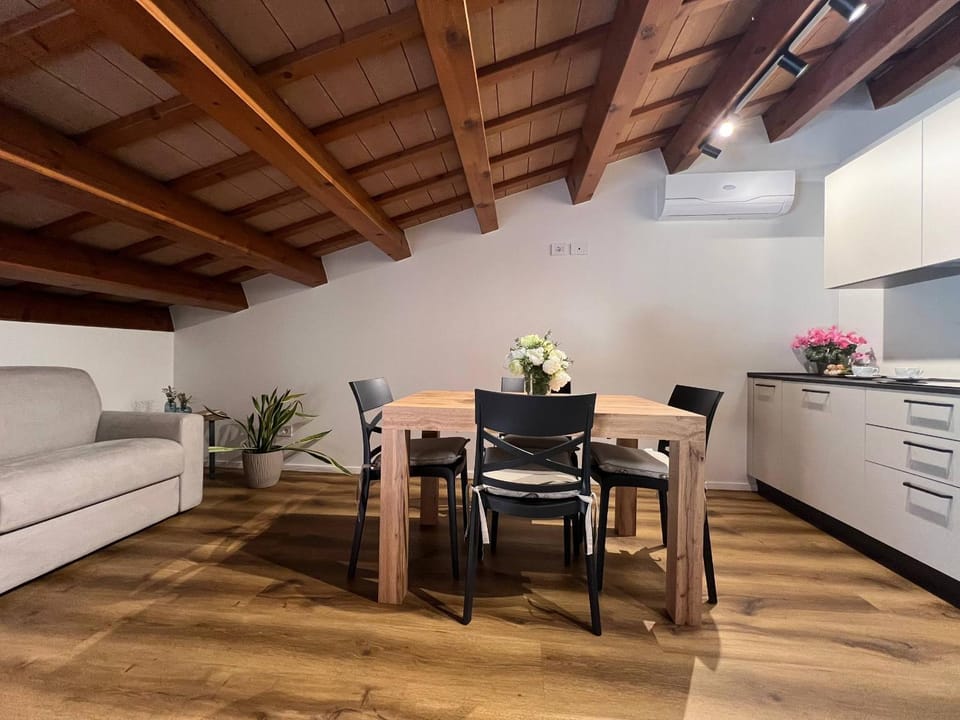 Kitchen or kitchenette, Living room, Seating area, Dining area