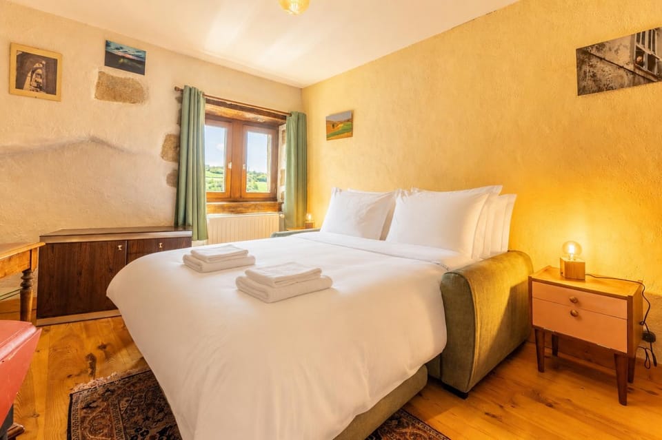 Bed, Photo of the whole room, Bedroom, towels