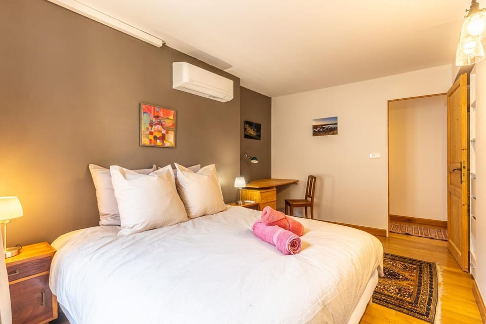 Bed, Photo of the whole room, Seating area, Bedroom, internet, towels, air conditioner