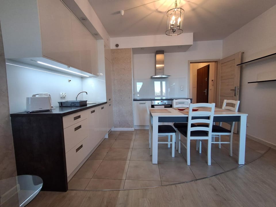 Kitchen or kitchenette, Dining area, oven