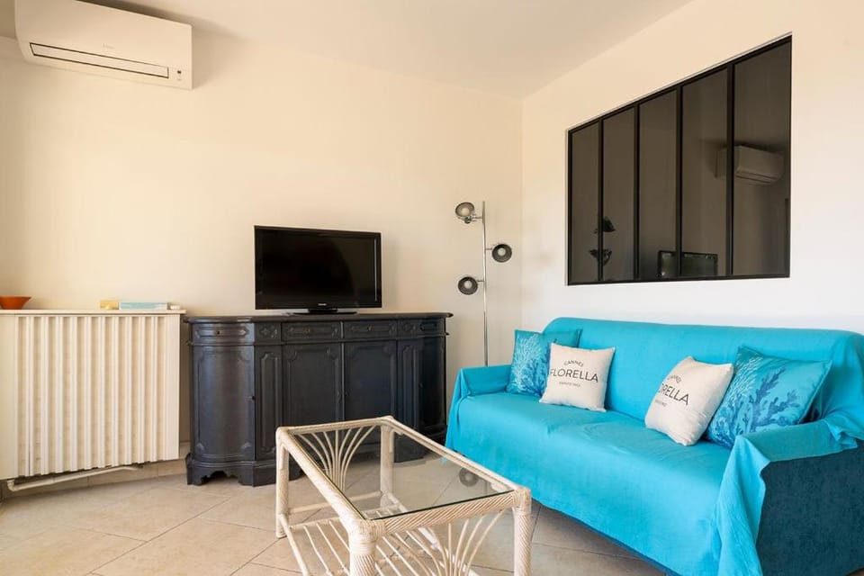 TV and multimedia, Living room, Decorative detail, Seating area, air conditioner