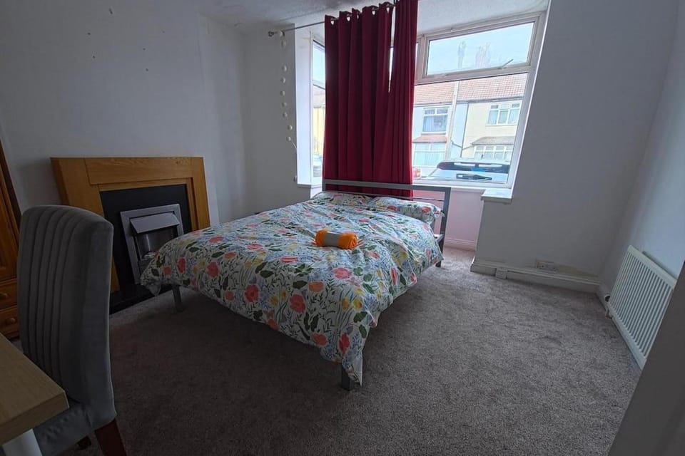 4 Bed House Sleeps 7 with Garden and Parking House in Bristol